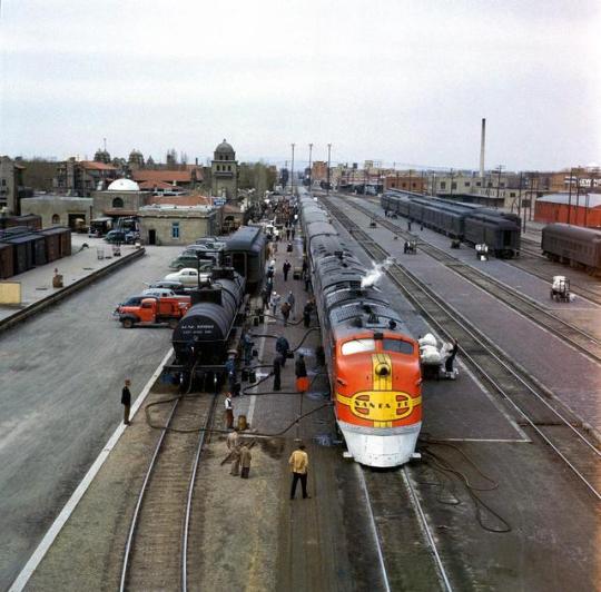 ss AT &amp; SF E6 15 at Albuquerque, New Mexico, circa 1942, photographer by Jack Delano, image from the Library of Congress (LoC).